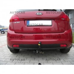 ТЕГЛИЧ ЗА KIA VENGA С ХОРИЗОНТАЛЕН АВТОМАт ЗА ОСВОБОЖДАВАНЕ НА КУКАТА.